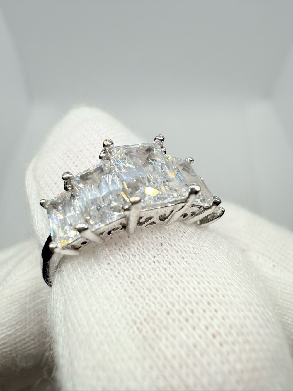 Stunning 14K White Gold 5-Stone Radiant Cut Ring - Size 6 💎 - Picture 6 of 17